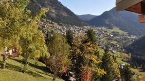 Un paisaje montañoso con un pueblo asentado en el valle.