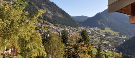 Eine gebirgige Landschaft, in einer Senke liegend.