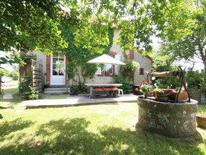 Outdoor dining - Typical house with enclosed garden in the heart of Cotentin (Saint-Jean-de-la-Rivière)