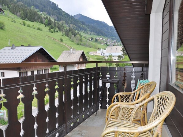 Property grounds - Central apartment with balcony and parking (La Chapelle-d'Abondance)