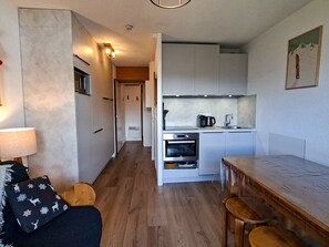 Cafetera y tetera, refrigerador, microondas y horno 