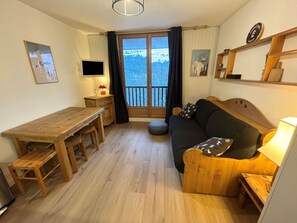 TV - Renovated studio with alcove and balcony in Flaine center (Flaine)