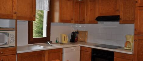 Fridge, microwave, dishwasher, cookware/dishes/utensils