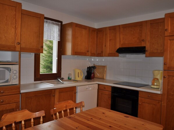 Fridge, microwave, dishwasher, cookware/dishes/utensils