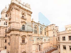A historic building with classical architecture, featuring columns, arched windows, and detailed stonework. - Renovated apartment with balcony, Wi-Fi and air conditioning in Malaga (Málaga)