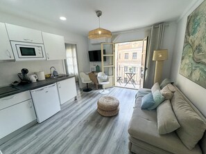 TV - Renovated apartment with balcony, Wi-Fi and air conditioning in Malaga (Málaga)