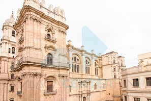 A historic building with classical architecture, featuring columns, arched windows, and detailed stonework. - Renovated apartment with balcony, Wi-Fi and air conditioning in Malaga (Málaga)