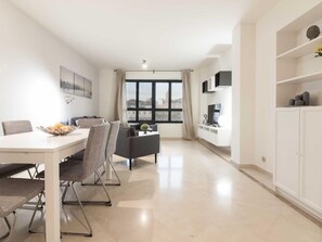 Dining - Spacious Top Floor Apt in Málaga - City Views, High-Speed WiFi, A/C, and Fully Equipped Kitchen (Málaga)