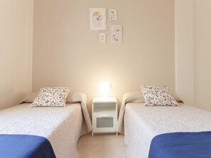 2 bedrooms, iron/ironing board, free WiFi, bed sheets - Spacious Top Floor Apt in Málaga - City Views, High-Speed WiFi, A/C, and Fully Equipped Kitchen (Málaga)