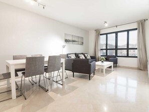 TV - Spacious Top Floor Apt in Málaga - City Views, High-Speed WiFi, A/C, and Fully Equipped Kitchen (Málaga)