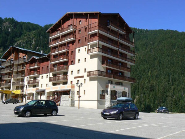 Exterior - Cozy 2-Bedroom Apartment with Ski Access, Balcony, and Modern Amenities in Valfrejus (Valfréjus)