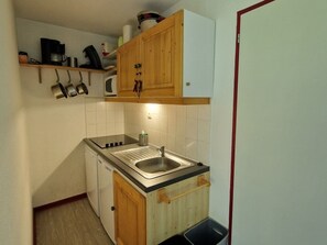 Een koelkast, een microgolfoven, een oven, een vaatwasser