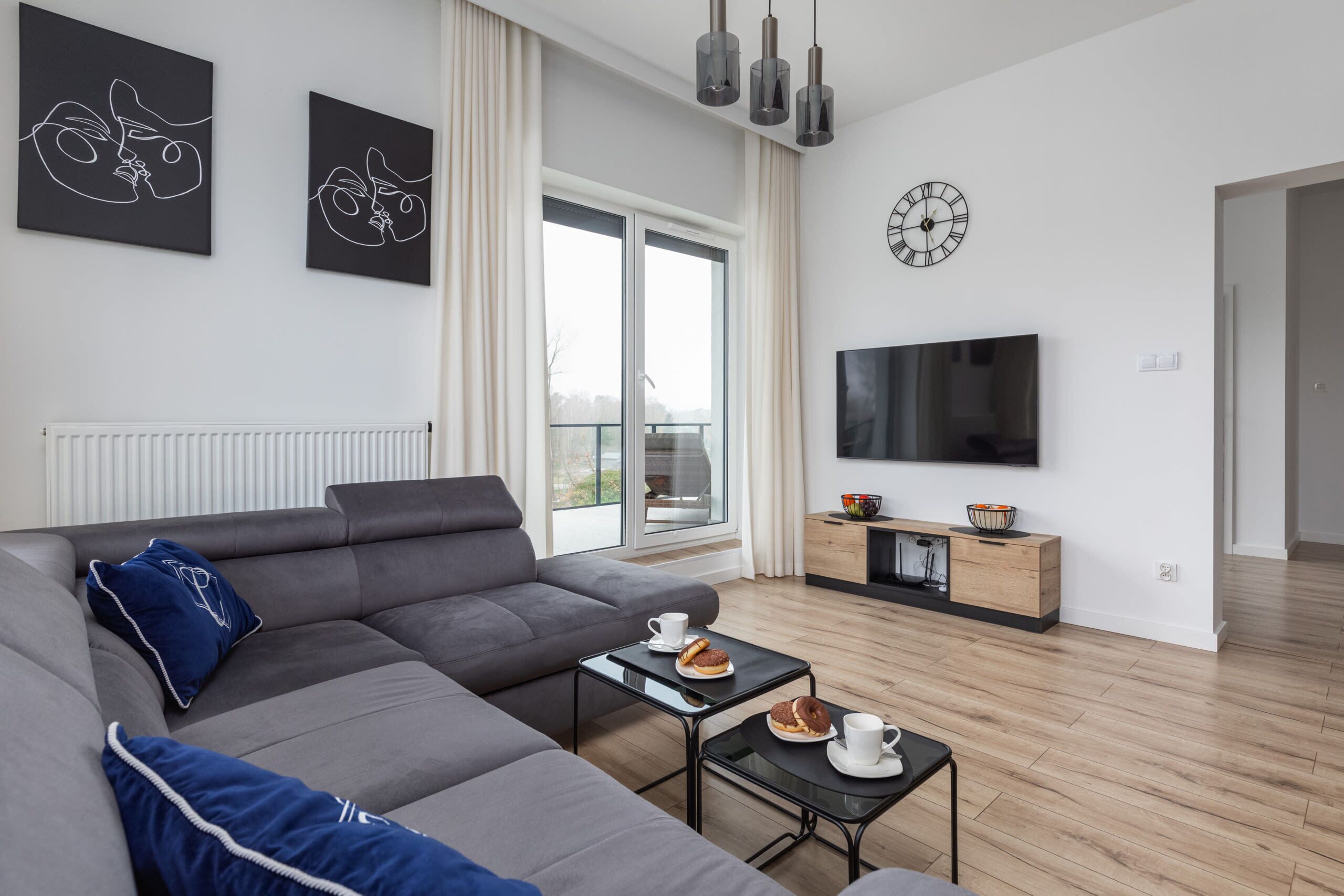 Een televisie en een kantoor