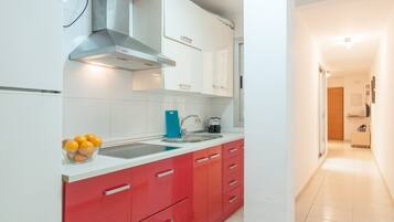 Een koelkast, een magnetron, een koffiezetapparaat/waterkoker