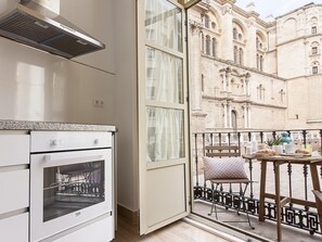 Fridge, microwave, oven, coffee/tea maker