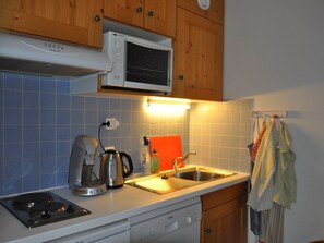Fridge, dishwasher