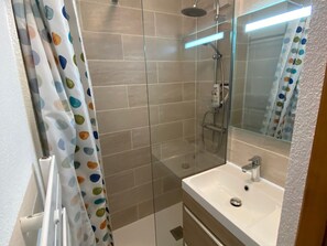 Bathroom - Quiet studio with balcony and parking near Châtel center (Châtel)
