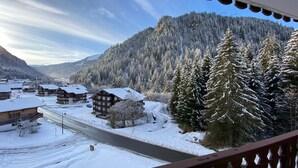 A snowy mountain village with wooden buildings and a road. - Quiet studio with balcony and parking near Châtel center (Châtel)