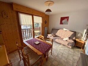 TV - Quiet studio with balcony and parking near Châtel center (Châtel)