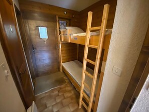 Room - Cozy quiet studio near center, pets allowed, parking (Châtel)