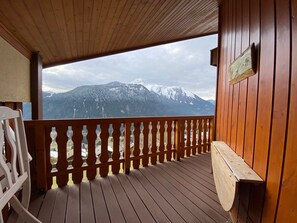 Un pontile in legno con vista su montagne innevate.