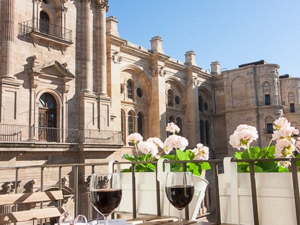 Outdoor dining - Bright 1-bedroom apartment in Málaga center (Málaga)