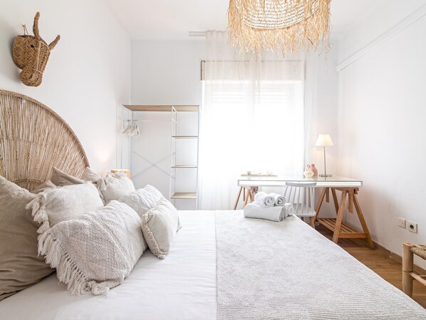 6 bedrooms, free WiFi, bed sheets - Bright 2-Bed Apartment in Central Málaga, Near Carmen Thyssen Museum (Málaga)