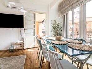Dining - Bright 2-Bed Apartment in Central Málaga, Near Carmen Thyssen Museum (Málaga)
