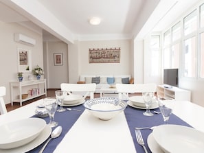 Dining - Charming Apartment in Málaga's Historic Center - Near Museums, Shops, and Attractions (Málaga)