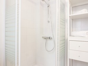 Hair dryer, towels - Charming Apartment in Málaga's Historic Center - Near Museums, Shops, and Attractions (Málaga)