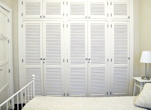 2 bedrooms, iron/ironing board, free WiFi, bed sheets - Charming Apartment in Málaga's Historic Center - Near Museums, Shops, and Attractions (Málaga)