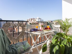 Outdoor dining - Bright 2-Bedroom Apartment Near Beach and Train Station in Central Málaga (Málaga)