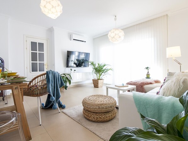 TV - Bright 2-Bedroom Apartment Near Beach and Train Station in Central Málaga (Málaga)