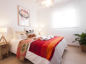 2 bedrooms, free WiFi, bed sheets - Bright 2-Bedroom Apartment Near Beach and Train Station in Central Málaga (Málaga)