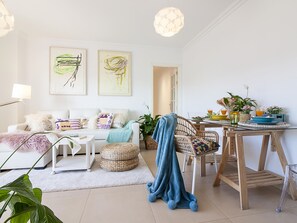 TV - Bright 2-Bedroom Apartment Near Beach and Train Station in Central Málaga (Málaga)