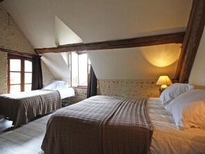 5 bedrooms, free WiFi - Charming hunting lodge with pets, fireplace, and garden in Perche (Longny-au-Perche)