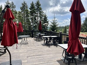 Outdoor dining - ML127 Perfect Condo for families with kids Parking, Wi-Fi, next to slopes (Dunmore)