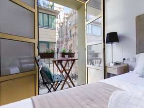 2 bedrooms, iron/ironing board, free WiFi, bed sheets - Charming Renovated Apartment with Cathedral View in Central Málaga (Málaga)
