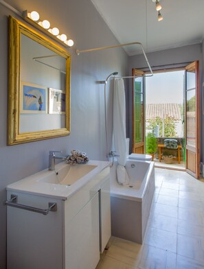 Dusche, Haartrockner, Handtücher, Toilettenpapier