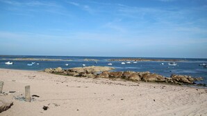 A beach with a rocky shoreline and several boats in the water. - Spacious house near Cherbourg with enclosed garden and pets allowed (Gonneville-Le Theil)