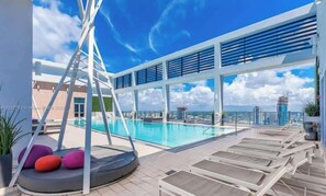 Pool - Sun-Splashed Studio in DWTN Miami with WFH (Miami)