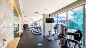Ein Fitnessstudio mit Laufbändern, Ergometer und Krafttrainingsgeräten.