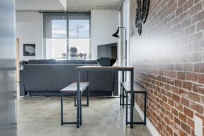 Dining - Sun-Splashed Studio in DWTN Miami with WFH (Miami)