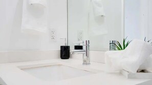 Shower, hair dryer - Sun-Splashed Studio in DWTN Miami with WFH (Miami)