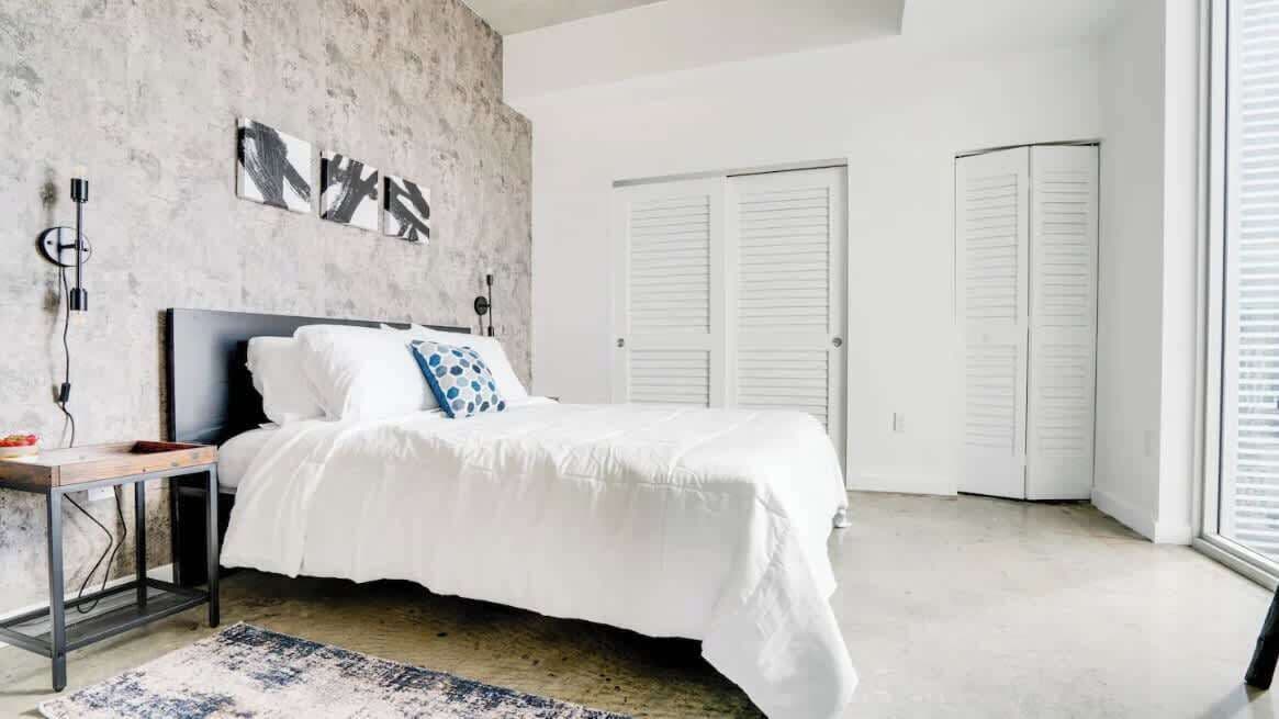 Iron/ironing board, free WiFi, bed sheets