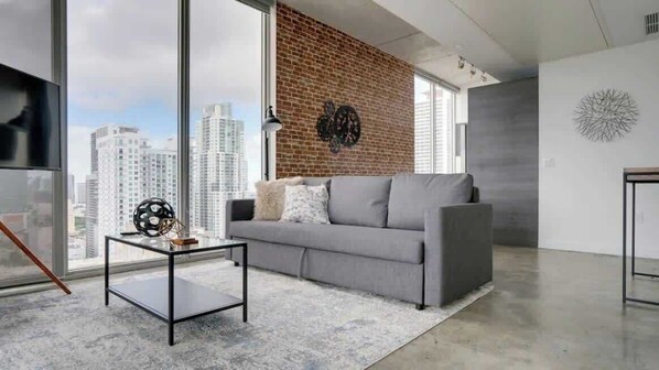TV, offices - Sun-Splashed Studio in DWTN Miami with WFH (Miami)