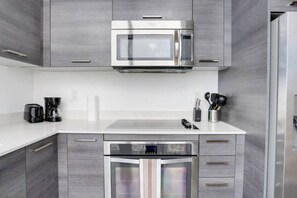 Fridge, microwave, oven, stovetop - Sun-Splashed Studio in DWTN Miami with WFH (Miami)