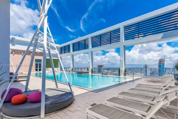 Pool - Sun-Splashed Studio in DWTN Miami with WFH (Miami)