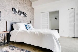 1 bedroom, desk, iron/ironing board, free WiFi - Sun-Splashed Studio in DWTN Miami with WFH (Miami)