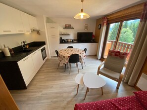 Kylskåp, mikrovågsugn, diskmaskin och brödrost